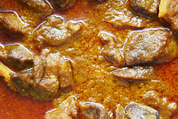 Tradiční indické kari jehněčí masala v misce na stole — Stock fotografie