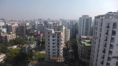 Güneşli bir günde Dhaka şehrinin konut ve finans binalarının yüksek açılı manzarası 
