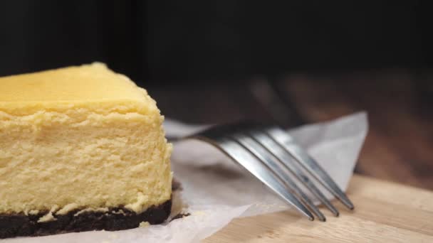 A slice of cheese cake on plate — Video Stock