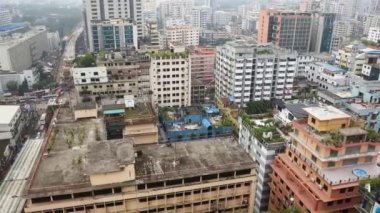 Güneşli bir günde Dhaka şehrinin konut ve finans binalarının yüksek açılı manzarası 