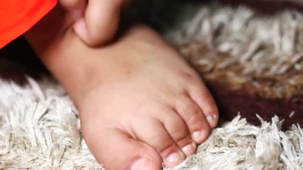 Дитина я торкаюся ноги Біль крупним планом — стокове відео