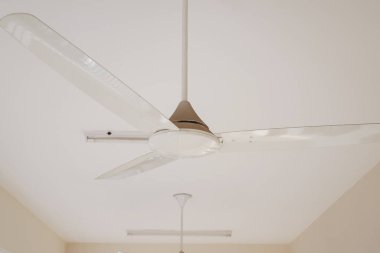 Tavan vantilatörünün dönüşü kapat 