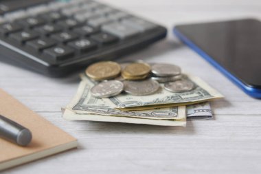 Masada cüzdan, para ve sikkeleri kapat. 