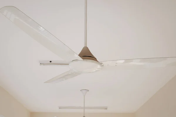 Rotazione del ventilatore a soffitto da vicino — Foto Stock