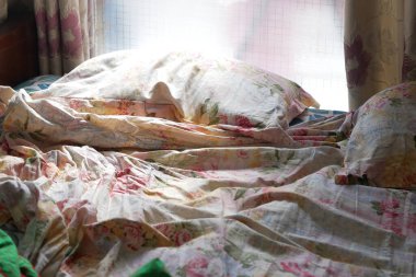 Sabahın köründe dağınık yatak, uyandıktan sonra dağınık yatak. 