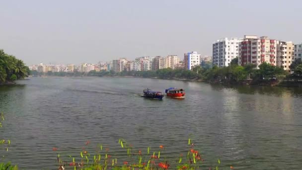 Dhaka miasta budynków mieszkalnych na rzece z powrotem — Wideo stockowe