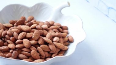 Badem fıstığını bir kaseye koy. 