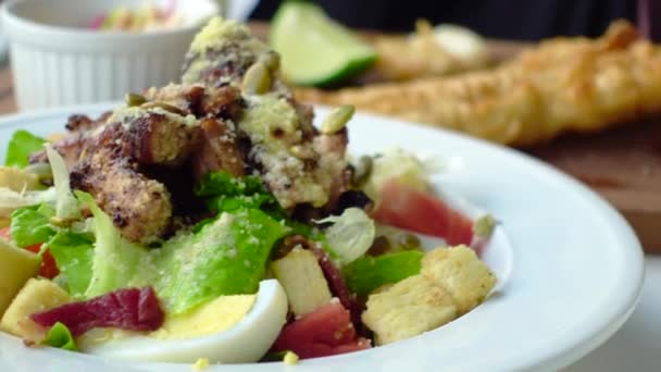 Gegrilde kip en verse groentesalade op tafel. — Stockvideo