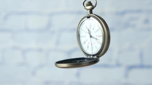 테이블 위의 오래 된 빈티지 시계를 클로즈업 — 비디오
