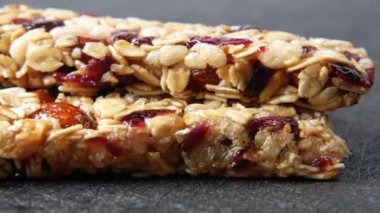 Badem, üzümlü ve yulaflı protein çubukları masada. 