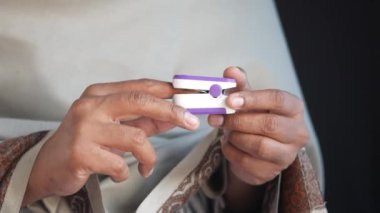 Nabız oksimetresi kullanarak insan elini kapat
