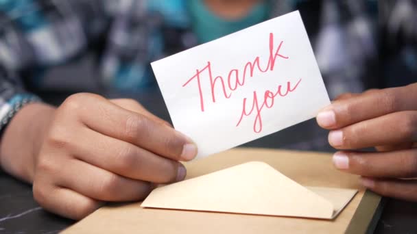 Zbliżenie człowiek ręka czyta podziękowania list — Wideo stockowe
