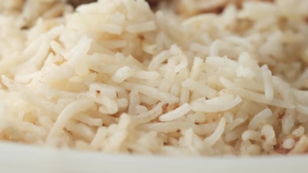 Μαγειρεμένο ρύζι σε ένα μπολ στο τραπέζι, κοντά, — Αρχείο Βίντεο