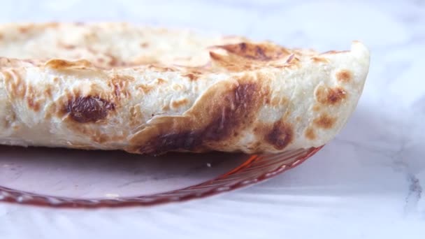 Zelfgemaakte roti chapati op tafel . — Stockvideo