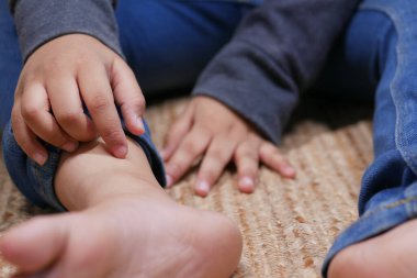  Kaşınan deriden muzdarip kız çocuğu, yakından bak..