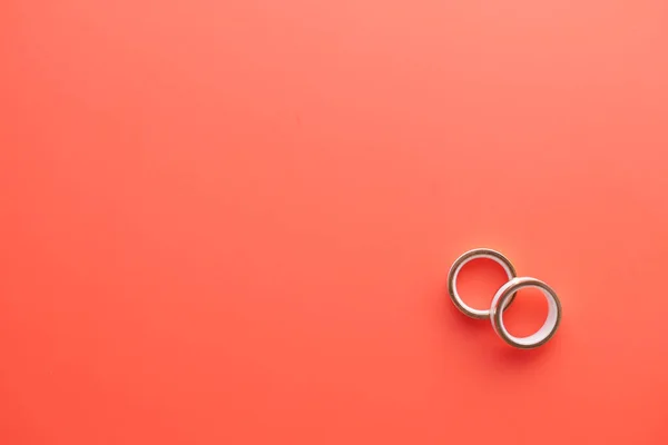 Wedding ring on a red background with copy space — Fotografia de Stock
