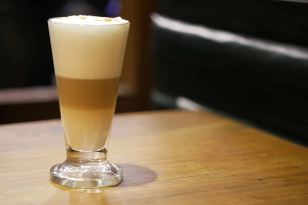 Чашка позднего кофе с цветочным оформлением сверху в кафе — стоковое фото