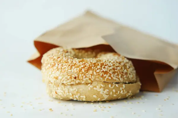 식탁 위에 놓인 신선 한 베이글 빵 — 스톡 사진