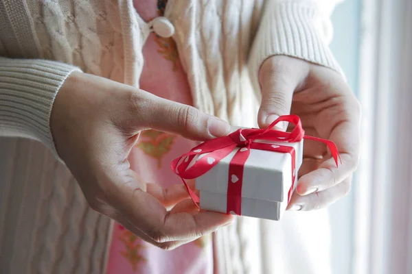 Women hand holding small heart shape gift box — Stock Photo, Image