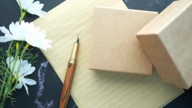 Masadaki ev yapımı hediye kutusunu kapat. 