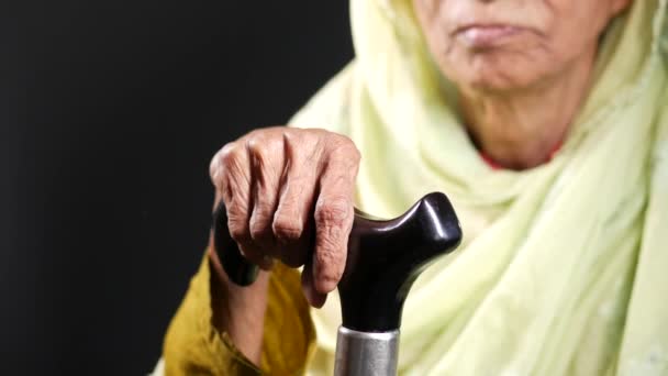 Старші жінки руки з палицею ізольовані на чорному — стокове відео
