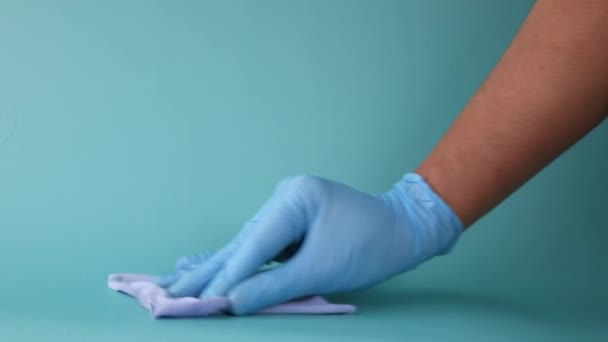 Fechar a mesa de limpeza da mão pessoa com pano — Vídeo de Stock