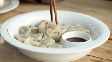 Buharda pişmiş Dim Sum 'u bir kasede kapat. 