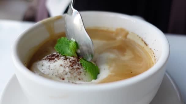 Šálek pozdní kávy se zmrzlinou na stole — Stock video