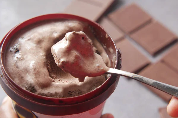 Primer plano de helado sabor chocolate en un recipiente — Foto de Stock