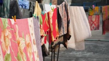  Asılı pantolonla dolu çocuk kıyafetleri.