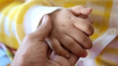 Baba, bebeğin elini tut, kapat. .