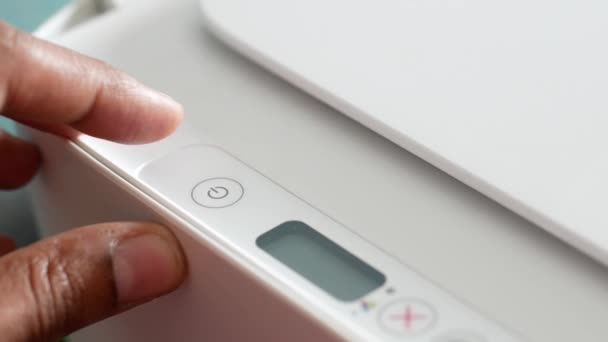 Кнопка ручного нажатия на принтере — стоковое видео