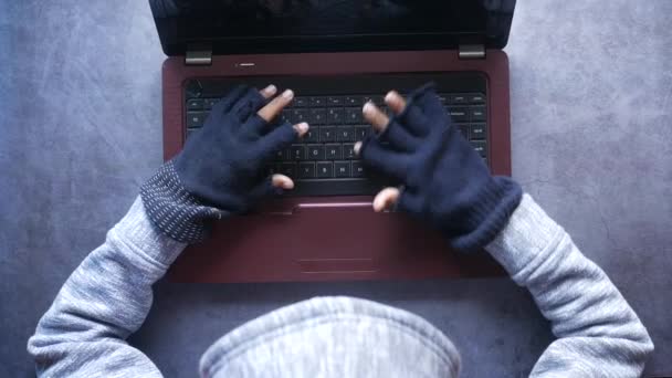Hacker mano robar datos de la computadora portátil de arriba hacia abajo — Vídeos de Stock