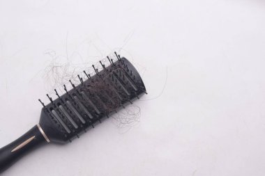 Beyaz arka planda saçlarını kaybetmiş bir fırça. 