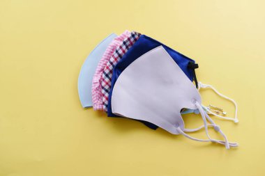 Renkli arka planda ev yapımı yüz maskesi kapat 