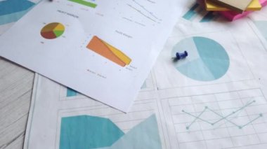 finansal grafik, hesap makinesi ve not defteri masanın üzerinde 