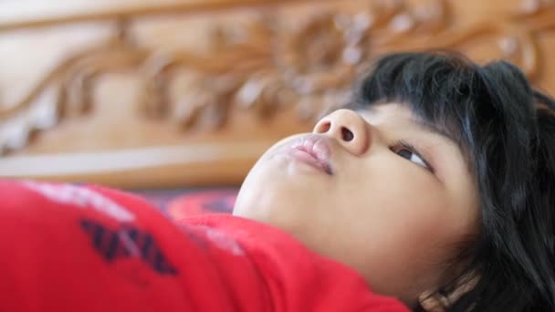 Niño despertando del sueño — Vídeos de Stock