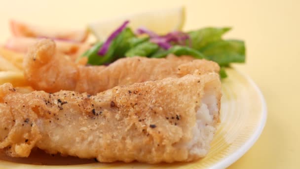Filet de pește, chipsuri și piure de cartofi pe masă — Videoclip de stoc
