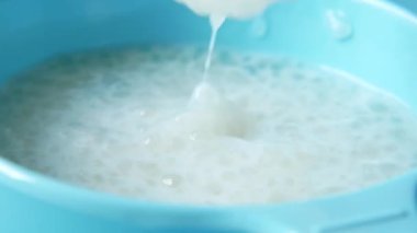 Masadaki mavi kasede bebek mamalarını yakın. 