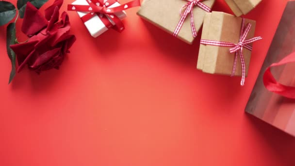 Anillo de boda y caja de regalo sobre fondo rojo — Vídeos de Stock