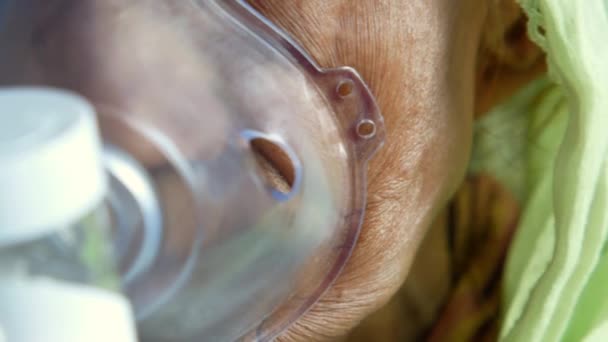 Starší ženy pomocí nebulizer close up — Stock video