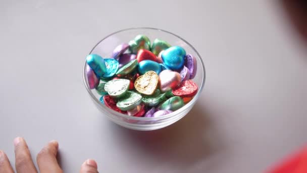 Bambino ragazzo mano scegliere cioccolato fondente su un piatto — Video Stock