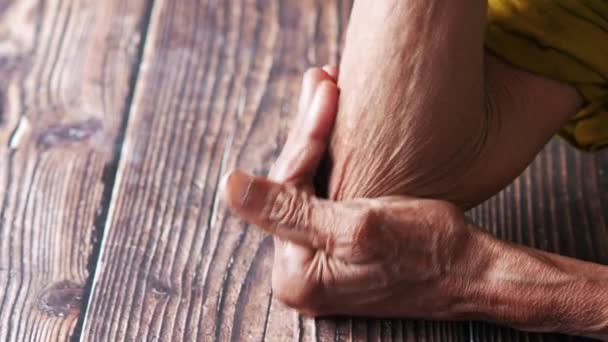 Senior women suffering pain on elbow — Stockvideo