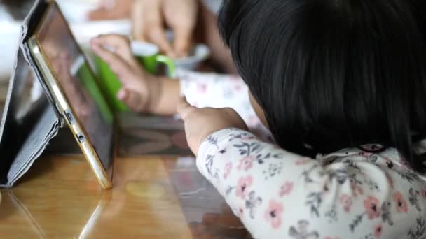 Dítě dívka pomocí digitální tablet hovno umístěn — Stock video