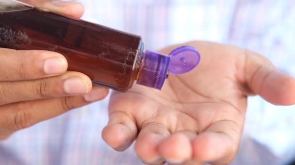 Verser de l'huile capillaire sur la main gros plan — Video
