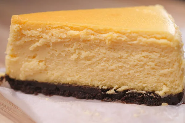 Chocolat au fromage et gâteau à la crème sur une assiette sur la table — Photo