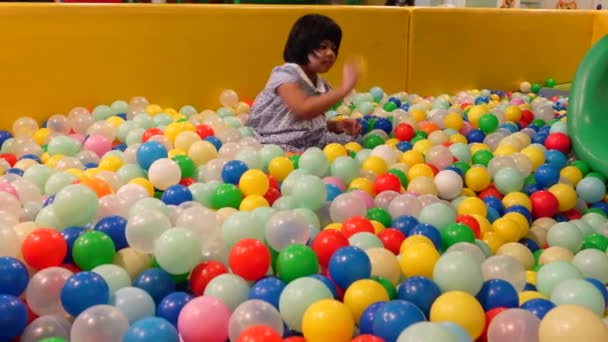 Κορυφή άποψη του κοριτσιού παιδί παίζει με πολλά πολύχρωμα πλαστική μπάλα — Αρχείο Βίντεο
