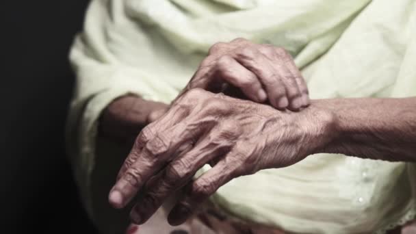 Mujeres mayores que sufren de picazón en la piel, de cerca. — Vídeos de Stock