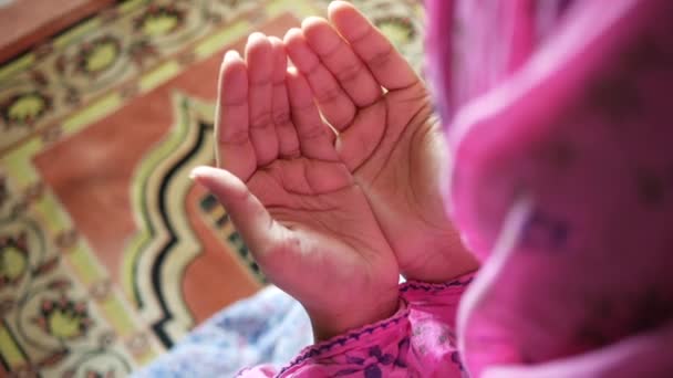 Close-up van moslim vrouwen hand bidden bij ramadan — Stockvideo