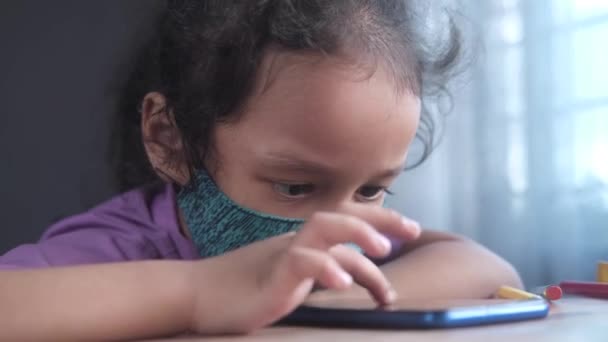 Kindermädchen mit Gesichtsmaske mit Smartphone weiß sitzend — Stockvideo